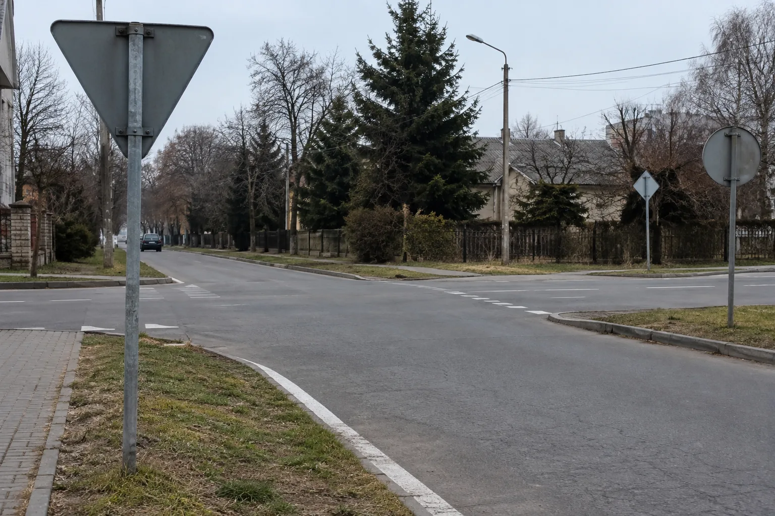 Перекресток с дорожными знаками, показанными с обратной стороны